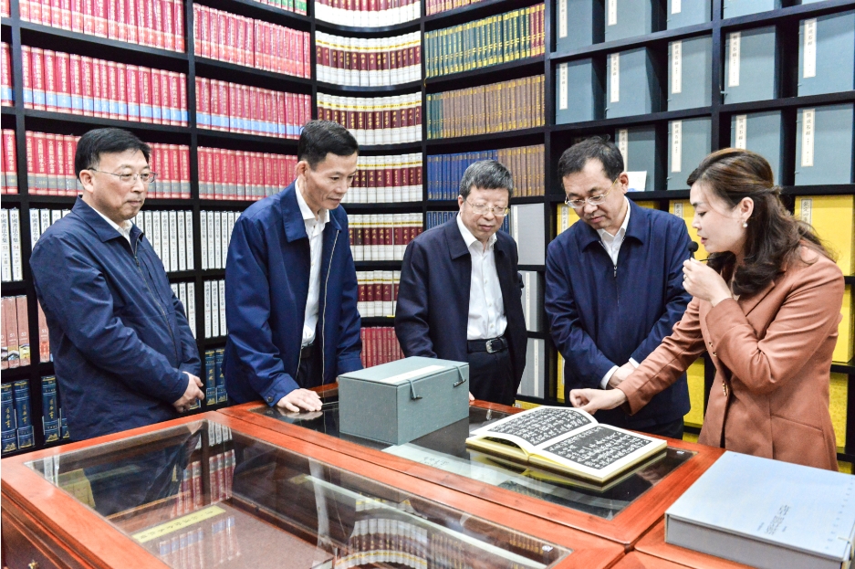 吕岩松在三希堂线装文化园考察工作