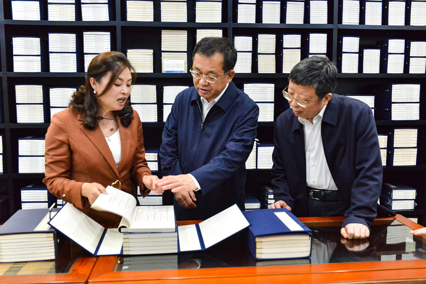 吕岩松在三希堂线装文化园考察工作